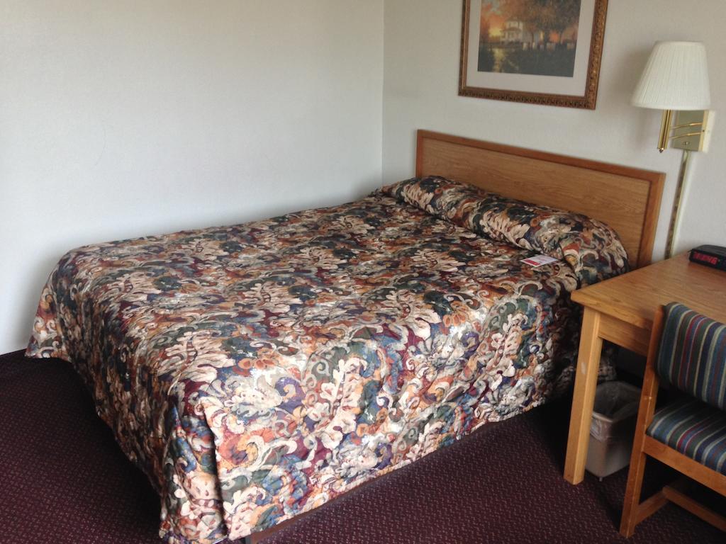 Super 8 By Wyndham Aberdeen West Room photo
