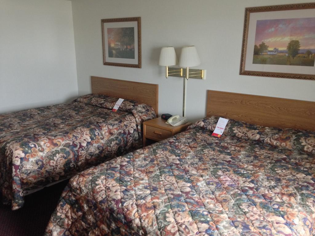 Super 8 By Wyndham Aberdeen West Room photo